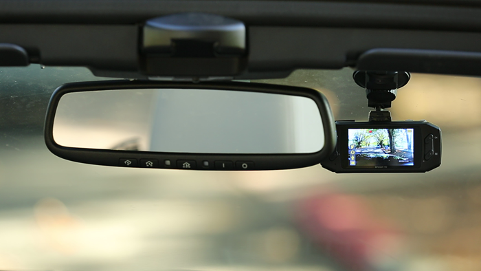 How do dashcams work? Dashcam installed by rear view mirror